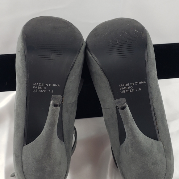 3.5" Gray platform pumps w ruffles and ankle strap - Picture 5 of 8